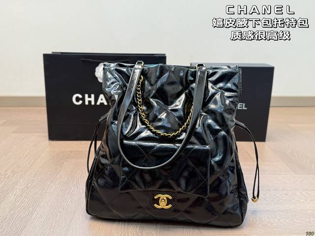 香奈儿Chanel 嬉皮腋下包托特包 这款觉得手拎就很好看 配休闲装很酷啊! 实物很漂亮 质感超级棒 尺寸32 34 香奈儿Chanel 嬉皮腋下包托特包 这款觉得手拎就很好看 配休闲装很酷啊! 实物很漂亮 质感超级棒 尺寸32 34