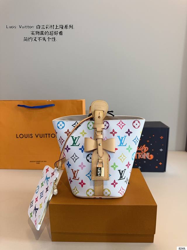 配礼盒. Lv 白三彩水桶包 氛围感满满的一款 任何搭配都能够轻松驾驭 低调有质感 容量也很可尺寸:17*12*18Cm 配礼盒. Lv 白三彩水桶包 氛围感满满的一款 任何搭配都能够轻松驾驭 低调有质感 容量也很可尺寸:17*12*18Cm