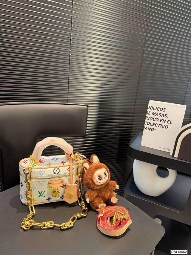 Lv化妆包 Lv尤物人间白三彩真漂亮啊白三彩系列每一只都值得收藏，又可以搭配俏皮可爱下次想试试洒脱一点穿搭彩色老花 五彩缤纷的少女心满出来这只包适配乐开了花的心