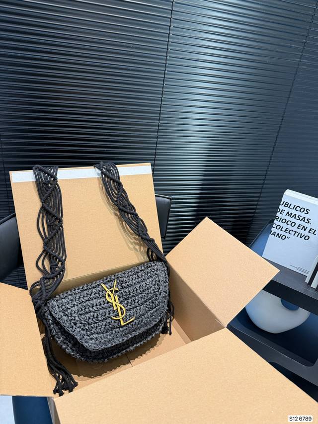 配盒子 圣罗兰编织托特包,简单搭配的包袋,非常大气。搭配衣服也是毫无难度。尺寸:28 17 货号6789 配盒子 圣罗兰编织托特包,简单搭配的包袋,非常大气。搭配衣服也是毫无难度。尺寸:28 17 货号6789