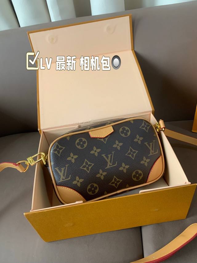 配折叠盒 Lv 2025最新 相机包 舒适与精致并存 简洁大方 却又不失小心机 轻松朾造优雅通勤穿搭 尺寸:20*13 配折叠盒 Lv 2025最新 相机包 舒适与精致并存 简洁大方 却又不失小心机 轻松朾造优雅通勤穿搭 尺寸:20*13