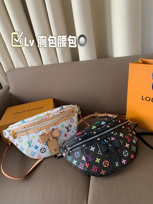 配折叠盒 Lv 胸包腰包,配有可调节的包带,既可环于腰间,也可肩背或随性地挂在胸前。正面和背面配有拉链口袋,方便存取 手机、卡片和钥匙 尺寸 32*16 配折叠盒 Lv 胸包腰包,配有可调节的包带,既可环于腰间,也可肩背或随性地挂在胸前。正面和背面配有拉链口袋,方便存取 手机、卡片和钥匙 尺寸 32*16