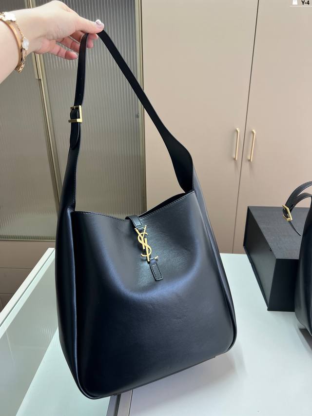 大 圣罗兰Yslhobo腋下包水桶包 轻巧又充满时尚感! 真的是巨好背!! Y-4尺寸23×23 30×30折叠盒 大 圣罗兰Yslhobo腋下包水桶包 轻巧又充满时尚感! 真的是巨好背!! Y-4尺寸23×23 30×30折叠盒