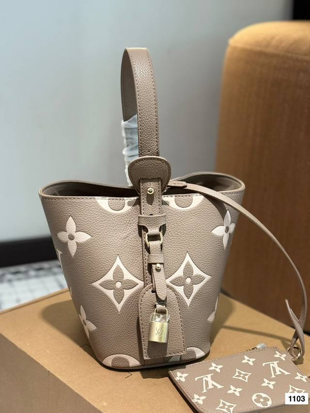 Lv All Inbb手袋为Monogram牛皮搭配亮泽金属件,以标志性挂锁和名牌彰显经典格调。可调节肩带延续品牌制箱传承,皮革肩带增添斜挎和肩背选择。可折叠设 Lv All Inbb手袋为Monogram牛皮搭配亮泽金属件,以标志性挂锁和名牌彰显经典格调。可调节肩带延续品牌制箱传承,皮革肩带增添斜挎和肩背选择。可折叠设