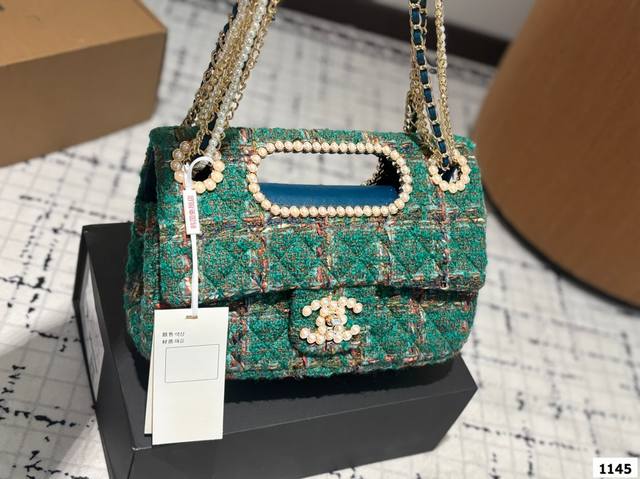 毛呢 Chanel 香奈儿 新款Cf包 超火爆时尚单品 高版本 做工精细 进口五金 包身采用原厂定制牛仔布 让你无论是夏天还是冬天都能背上它出门 是不是性价比超 毛呢 Chanel 香奈儿 新款Cf包 超火爆时尚单品 高版本 做工精细 进口五金 包身采用原厂定制牛仔布 让你无论是夏天还是冬天都能背上它出门 是不是性价比超