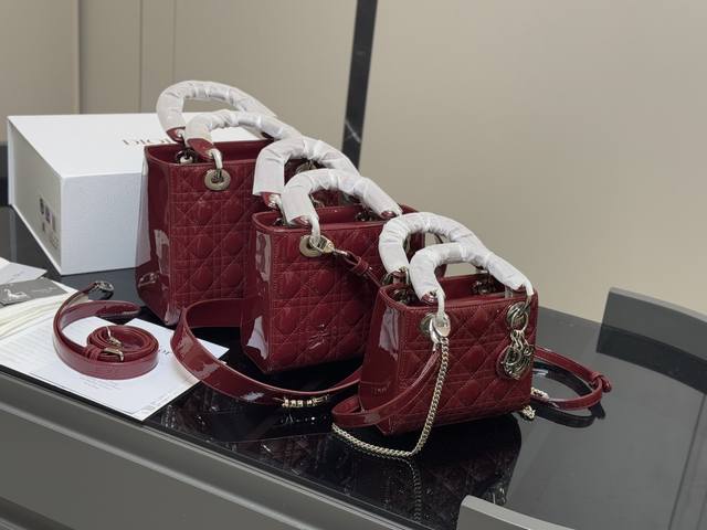 配折叠盒 尺寸:24*20Cm 20*18Cm 17*13Cm 高品版.升级出货 迪奥 戴妃漆皮 每个颜色真的太好看啦 春节是不是都需要它! 配折叠盒 尺寸:24*20Cm 20*18Cm 17*13Cm 高品版.升级出货 迪奥 戴妃漆皮 每个颜色真的太好看啦 春节是不是都需要它!