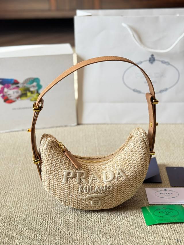 Prada 腋下包爆款 休闲百搭轻便实用! 上身超好看草编系列 尺寸 18 12Cm Prada 腋下包爆款 休闲百搭轻便实用! 上身超好看草编系列 尺寸 18 12Cm