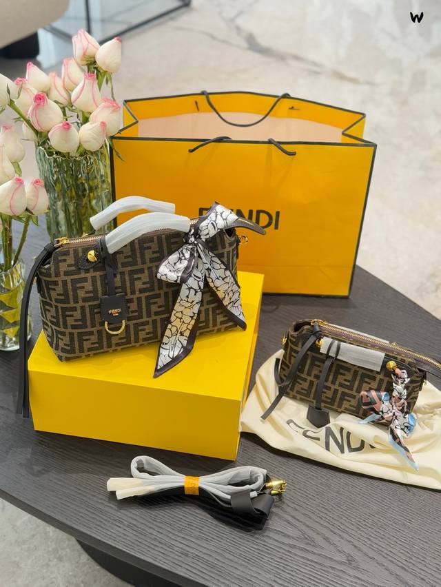 Fendi新款枕头包 采用超柔软的Cuoio Romano真的是轻松又好背呀~每个季节都有不同的设计,给我们带来无限惊喜,也展现了独特的魅力款手袋真的是既时尚又 Fendi新款枕头包 采用超柔软的Cuoio Romano真的是轻松又好背呀~每个季节都有不同的设计,给我们带来无限惊喜,也展现了独特的魅力款手袋真的是既时尚又