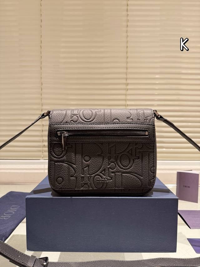 牛皮 Gravity印花效果皮革采用压花工艺将经典图案精致地呈现于牛皮革之.上,正面饰以Dior标志,彰显Dior工坊的精湛手工艺。21.17Cm 牛皮 Gravity印花效果皮革采用压花工艺将经典图案精致地呈现于牛皮革之.上,正面饰以Dior标志,彰显Dior工坊的精湛手工艺。21.17Cm