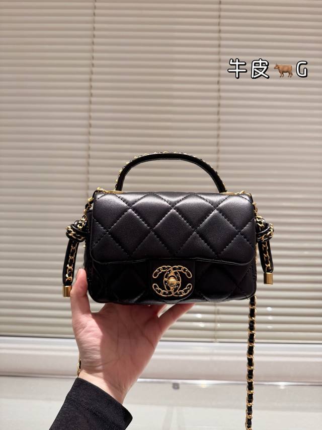 头层牛皮 Chanel包 慵懒随性又好背 上身满满的惊喜 高级慵懒又随性 彻底心动的一只 Size:18.11 头层牛皮 Chanel包 慵懒随性又好背 上身满满的惊喜 高级慵懒又随性 彻底心动的一只 Size:18.11