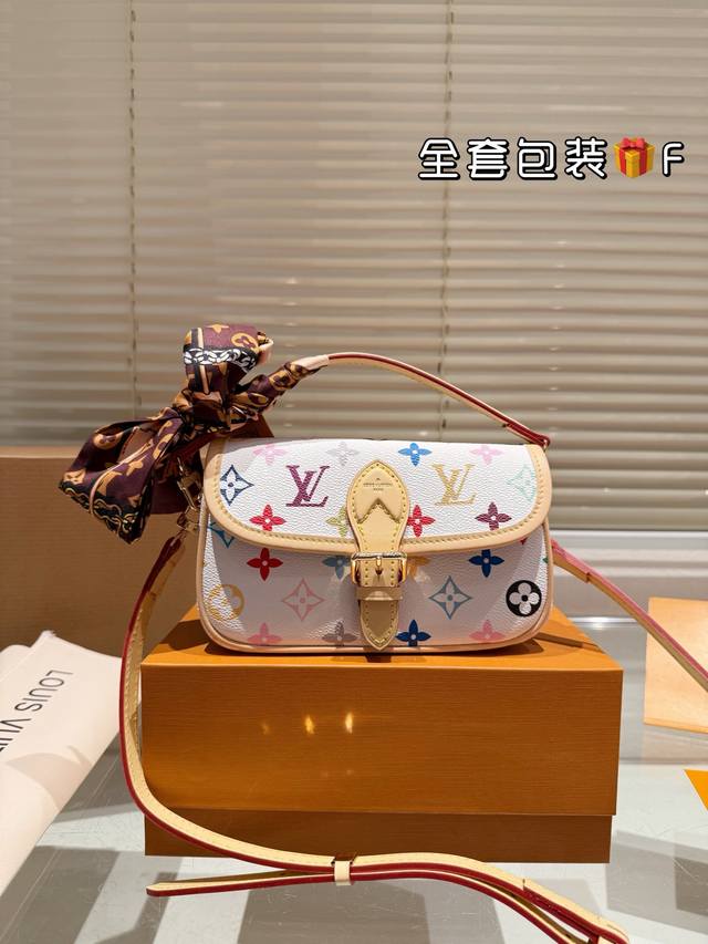 迷你 配盒 新尺寸Size:19*10Cm Lv Diane 法棍手袋 法棍包是真好看 又好背! 皮质和颜色都不错, 配置两条肩带 又甜又咸! 搜索 Lv 法棍 迷你 配盒 新尺寸Size:19*10Cm Lv Diane 法棍手袋 法棍包是真好看 又好背! 皮质和颜色都不错, 配置两条肩带 又甜又咸! 搜索 Lv 法棍