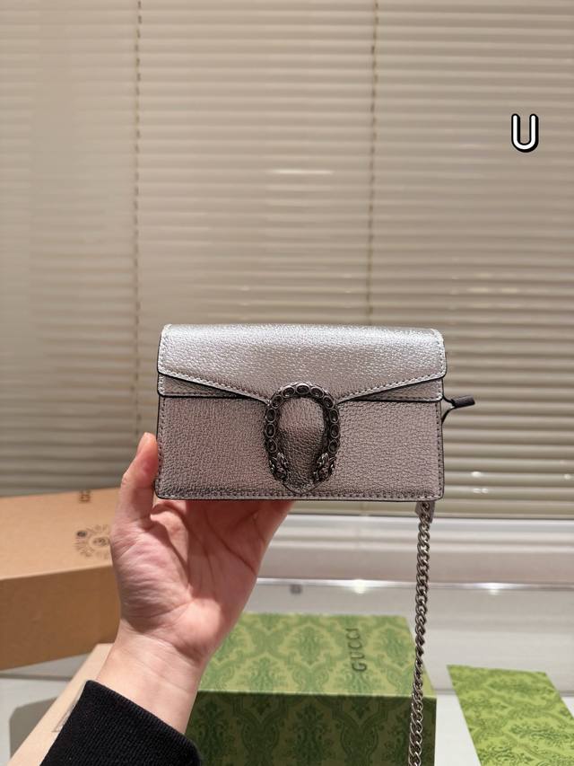 升级 Gucci经典酒神 全套包装 尺寸是 16.5 超火爆也经典气质款 超级百搭各大博主推荐也是大表姐同款,仙女必备呀 经典乌木色搭配天兰葵配上玫瑰豆沙粉麂皮 升级 Gucci经典酒神 全套包装 尺寸是 16.5 超火爆也经典气质款 超级百搭各大博主推荐也是大表姐同款,仙女必备呀 经典乌木色搭配天兰葵配上玫瑰豆沙粉麂皮