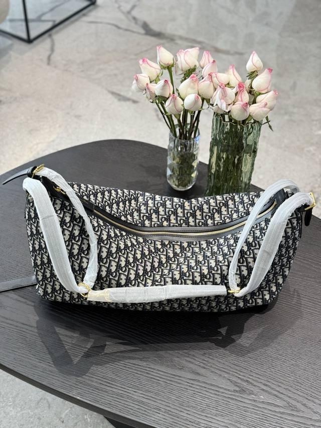 Dior老花旅行包 Dior D-Journey 包Jisoo同款 Dior全新推出的D-Journey, 是2025夏季全新款式,以柔和的半月形设计展现出优雅 Dior老花旅行包 Dior D-Journey 包Jisoo同款 Dior全新推出的D-Journey, 是2025夏季全新款式,以柔和的半月形设计展现出优雅