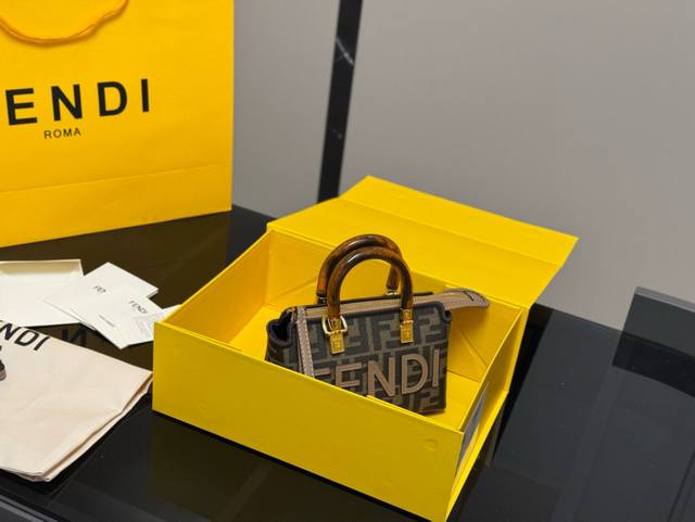 配折叠盒 Size:17*11Cm 芬迪Fendi Peekaboo 枕头 傲造型还是不错的 大气低调奢华 手提单肩! 配折叠盒 Size:17*11Cm 芬迪Fendi Peekaboo 枕头 傲造型还是不错的 大气低调奢华 手提单肩!