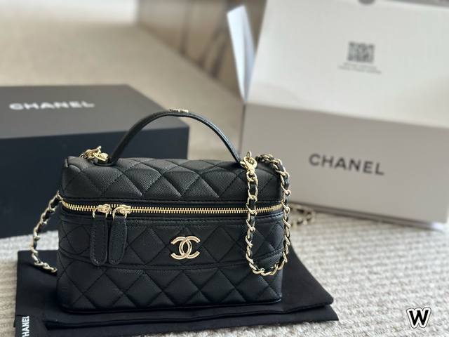 一Chanel 25C爆款Ip盒子包 运气超级好~ 包型是L P34的大小非常精致可爱这一季最难买的款产量极少19Cm 折叠盒 一 一Chanel 25C爆款Ip盒子包 运气超级好~ 包型是L P34的大小非常精致可爱这一季最难买的款产量极少19Cm 折叠盒 一