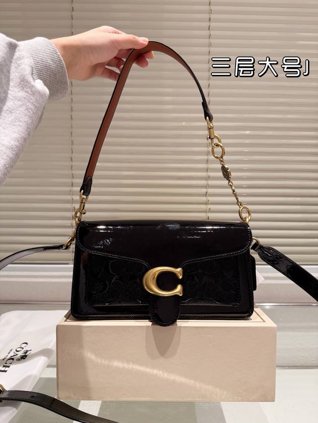 配挂件 三层酒神 Size:26.15Cm 配盒子 百搭神器 Tabby Coach 酒神Tabby 奶白色 超级好看! 五金处Coach的刻字 满满的小细节 配挂件 三层酒神 Size:26.15Cm 配盒子 百搭神器 Tabby Coach 酒神Tabby 奶白色 超级好看! 五金处Coach的刻字 满满的小细节