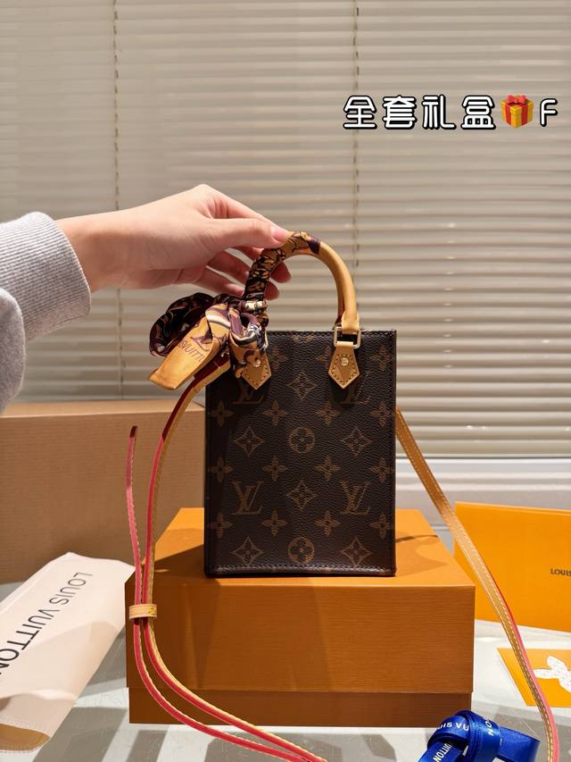 原单品质 原单Lv牛皮皮琴谱包 今年竖款的Mini购物袋也太流行了!这个琴谱包也巨美呀!我真的太喜欢这种复古风格了~ 超可爱一眼心动 包包容量不是很大 但是日常 原单品质 原单Lv牛皮皮琴谱包 今年竖款的Mini购物袋也太流行了!这个琴谱包也巨美呀!我真的太喜欢这种复古风格了~ 超可爱一眼心动 包包容量不是很大 但是日常