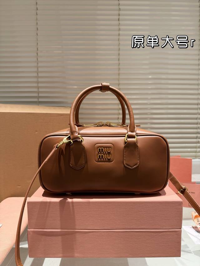 牛皮皮质超柔软 配礼盒 Miumiu限定款相机包 简单又好看 Miumiu而且超级实用, #Miumiu新款包包 尺寸大号28 13Cm 牛皮皮质超柔软 配礼盒 Miumiu限定款相机包 简单又好看 Miumiu而且超级实用, #Miumiu新款包包 尺寸大号28 13Cm
