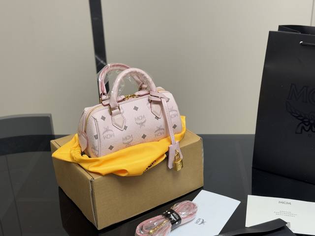 配飞机盒 Size:18Cm Mcm这季主打就是时尚大L Mcm新款Ella枕头包! 真是方便又实用哦! 这款太啦! 非常有街头风,酷炫风,男女都可背! 配飞机盒 Size:18Cm Mcm这季主打就是时尚大L Mcm新款Ella枕头包! 真是方便又实用哦! 这款太啦! 非常有街头风,酷炫风,男女都可背!