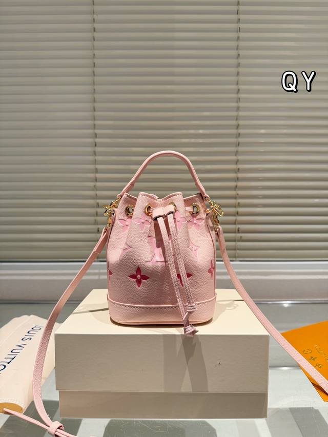 礼盒 Lv水桶 这颗真的太太太太可爱了! 现在的小废包越来越香了¢ 肩带不会很长 可调节 手拎斜挎都 可 超级百搭~ 尺寸13 16Cm 礼盒 Lv水桶 这颗真的太太太太可爱了! 现在的小废包越来越香了¢ 肩带不会很长 可调节 手拎斜挎都 可 超级百搭~ 尺寸13 16Cm