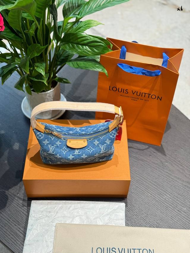 Iv丹宁小饭盒超好背 知道它好搭 没想到这么百搭 关键是还超能装 牛仔系列太适合春夏了谁懂一整个爱住了 Iv丹宁小饭盒超好背 知道它好搭 没想到这么百搭 关键是还超能装 牛仔系列太适合春夏了谁懂一整个爱住了