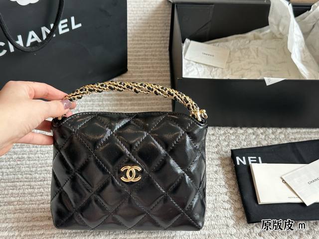 原版皮 香奈儿24B 小盒子包 Chanel才是本命啊 印象中的Chanel早已是“4W”级别选手了 不过实际上它也有很多“便宜”的选择 只不过以前大家都盯着经 原版皮 香奈儿24B 小盒子包 Chanel才是本命啊 印象中的Chanel早已是“4W”级别选手了 不过实际上它也有很多“便宜”的选择 只不过以前大家都盯着经