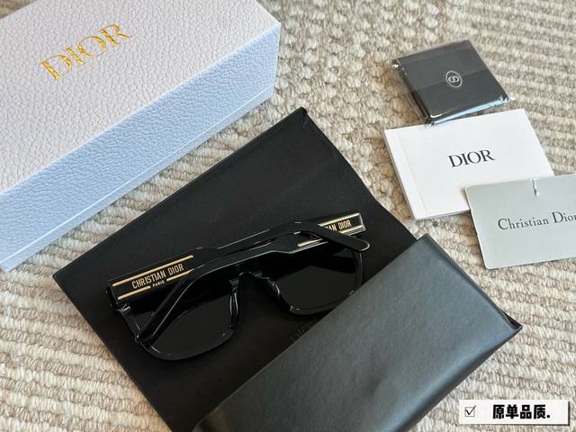 Dior经典黑金太阳镜 Dior这款Diosignature S7F太阳眼镜焕新演绎经典设 计。现代休闲的方形设计别具- -格，彰显高订工艺精髓。 设有别致的黑
