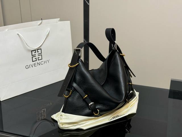 无盒 Size:42*31Cm 纪梵希 Voyou 慵懒风可太喜欢了! Nappa牛皮质感 软糯却有型 腋下或者斜挎背都可以 肩带的孔洞满足了你任意调节长短的需 无盒 Size:42*31Cm 纪梵希 Voyou 慵懒风可太喜欢了! Nappa牛皮质感 软糯却有型 腋下或者斜挎背都可以 肩带的孔洞满足了你任意调节长短的需