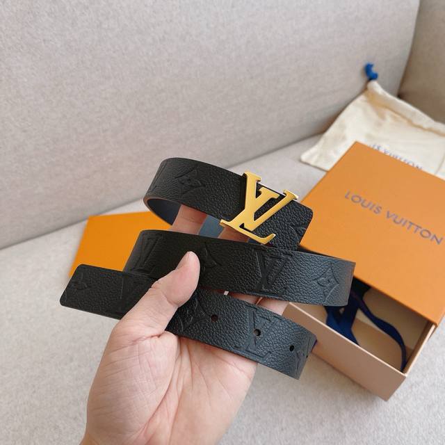 P210 Lv Iconic 双面腰带焕现新意:经典 Monogram Empreinte 皮革拼接柔软雅致的小牛皮,与皮具系列单品搭配相宜。宽度:30Mm P210 Lv Iconic 双面腰带焕现新意:经典 Monogram Empreinte 皮革拼接柔软雅致的小牛皮,与皮具系列单品搭配相宜。宽度:30Mm