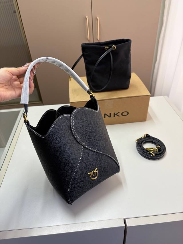 P160 配内胆 Pinko 水桶包极简风格神仙颜值燕子包Love Pull Click 精致代雅 满足 Pinko 女孩的所有穿搭需求 尺寸16×20飞机盒