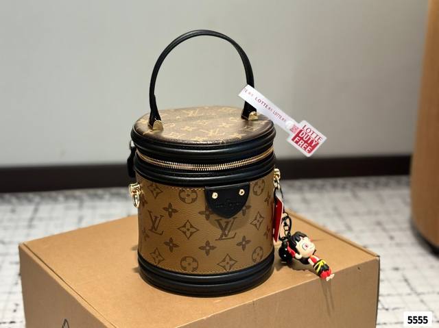 P200 折叠礼盒 Lv Canne 发家致富第一-步■入个Lv发财桶使用率100%的这款Lv圆桶 容量真的巨巨巨大++ 手机 粉饼 卡包都塞得下 怪不得总有人