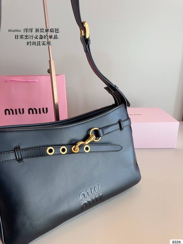 P160 Miumiu期待已久的2025.秀款 中古包.快来围观吧 2025.春夏系列包包 简洁利落的设计 凸显功能性 实用主义 柔软舒服的触感 彰显 Mium