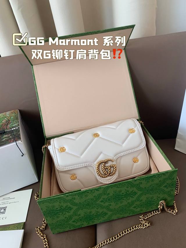 P250 Gg Marmont 系列肩背包采用柔软加村设计，以粉色Gg Matelasse 皮革精制而成，精心缀饰小巧双G铆钉和拧花饰带双G造型装饰配件。通过滑