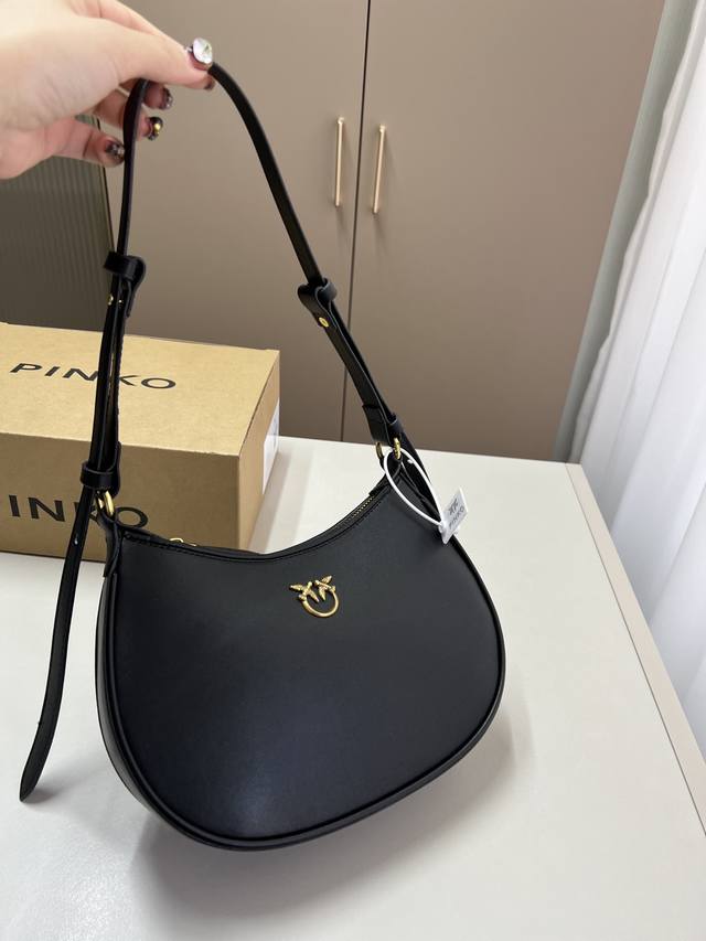 P170 燕子包包 别致小巧却装得下百分百时髦 腋下月牙包来啦吸睛拍档 一眼即识的鲜亮活力 尺寸25×16飞机盒