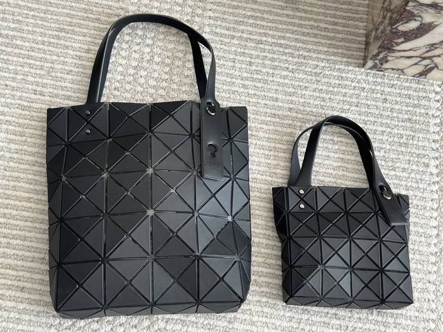 P160 120 配盒 三宅一生 Carat系列 尺寸：16*17Cm 28*23Cm 太适合夏天啦 又轻又方便小清新~