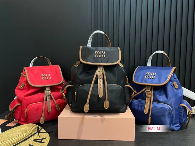 P240 Miumiu双肩包 又一季特别美丽的Miumiu 今天去看了Miu Miu 2025春夏系列的预览。尽管上海一夜之间大幅降温，白天阳光依旧非常充沛美丽