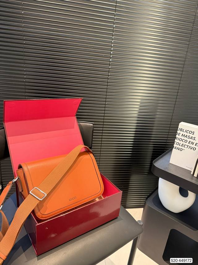 P180 配折叠盒子 酷奇邮差包！ 简单的搭配就很帅气！ 不容易撞包的款式 男女通用 尺寸26 18 货号449172