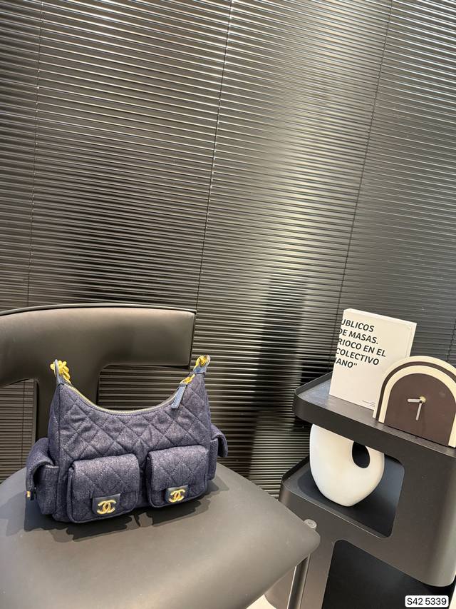 P330 香奈儿牛仔腋下包 简单百搭 颜值高 日常出街首选 潮酷时尚女孩必入款 尺寸:24 15货号5339 P330 香奈儿牛仔腋下包 简单百搭 颜值高 日常出街首选 潮酷时尚女孩必入款 尺寸:24 15货号5339