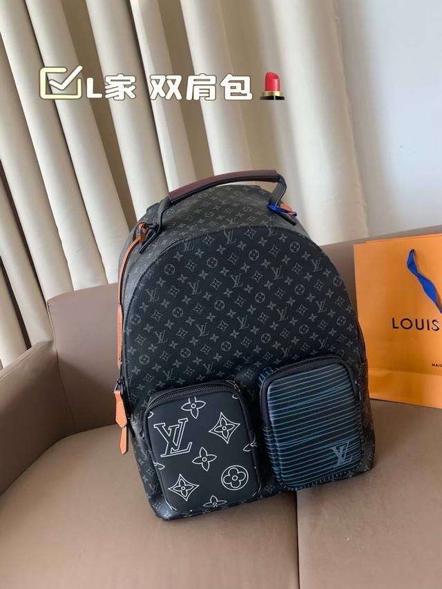 P220 20Ss最新款L家 双肩包 顶级进口原厂面料 超高清五金Logo标志、 专用里内里 超顺滑拉链 做工精致每个细节到位！ 男人必备款。 尺寸：30*41