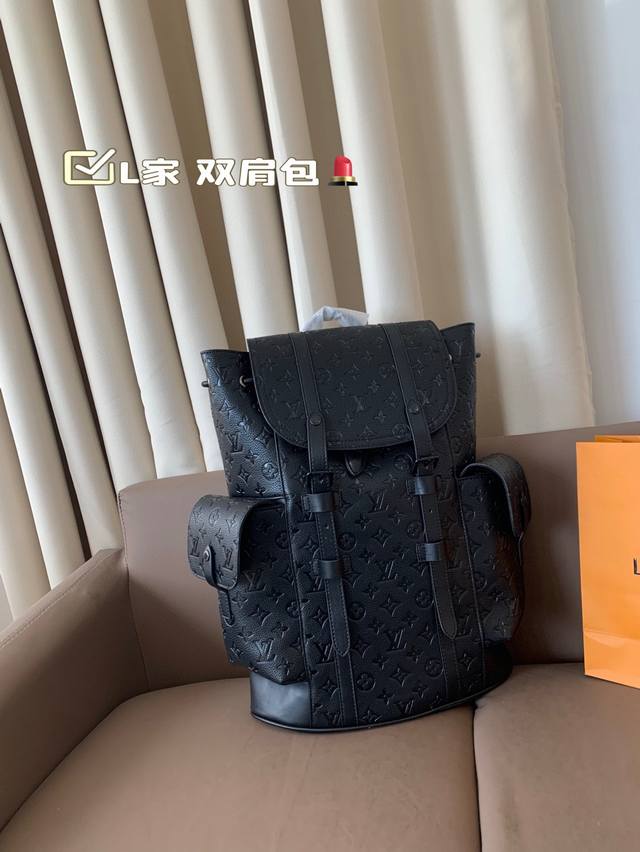 P250 L家 双肩包 顶级进口原厂面料 超高清五金Logo标志、 专用里内里 做工精致每个细节到位！ 男人必备款。 尺寸 33*47