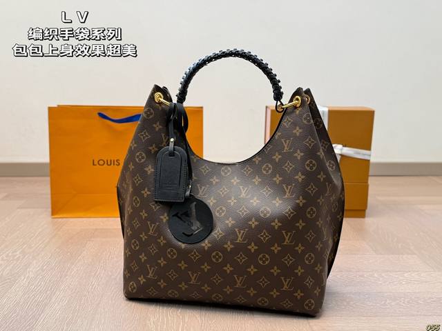 P260 Lv编织手袋系列 包包整体上身效果超美 系列最新款 很实用百搭的款呢！ 尺寸：34 27