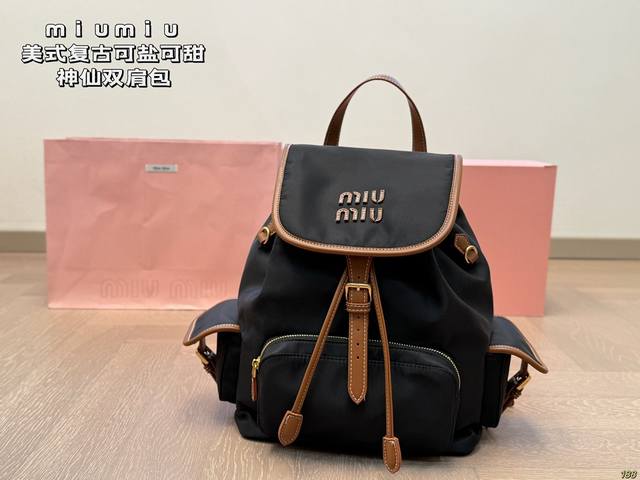 P240 缪缪Miumiu 美式复古神仙双肩包 谬谬美式复古拿捏住了 最主要的是，它能装！它太能装了！ 尺寸26 29