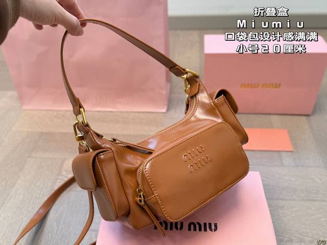 小号 P270折叠盒 Miumiu缪缪新款口袋包 设计感满满 柔软的皮革质感塑造饱满的轮廓 容量也满足日常所需 复古又百搭,好看又实用 真的爱了 尺寸小号20 小号 P270折叠盒 Miumiu缪缪新款口袋包 设计感满满 柔软的皮革质感塑造饱满的轮廓 容量也满足日常所需 复古又百搭,好看又实用 真的爱了 尺寸小号20