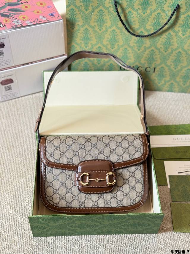 牛皮版本 P240 1955马衔扣手袋 夏季系列中惊艳亮相，这一手袋延用了六十余年前经典单品的线条与造型，将经典细节与现代精神巧妙融合，强调了马衔扣这一品牌标志