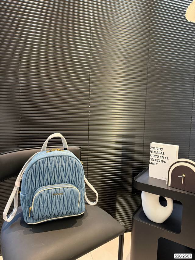 P230 缪缪牛仔双肩包这款双肩背包可手提 可双肩，出众的实用性，充满了都市气息的同时，又不失优雅与温柔，满满的设计感在这个包上体现得淋漓尽致，无论是日常使用还