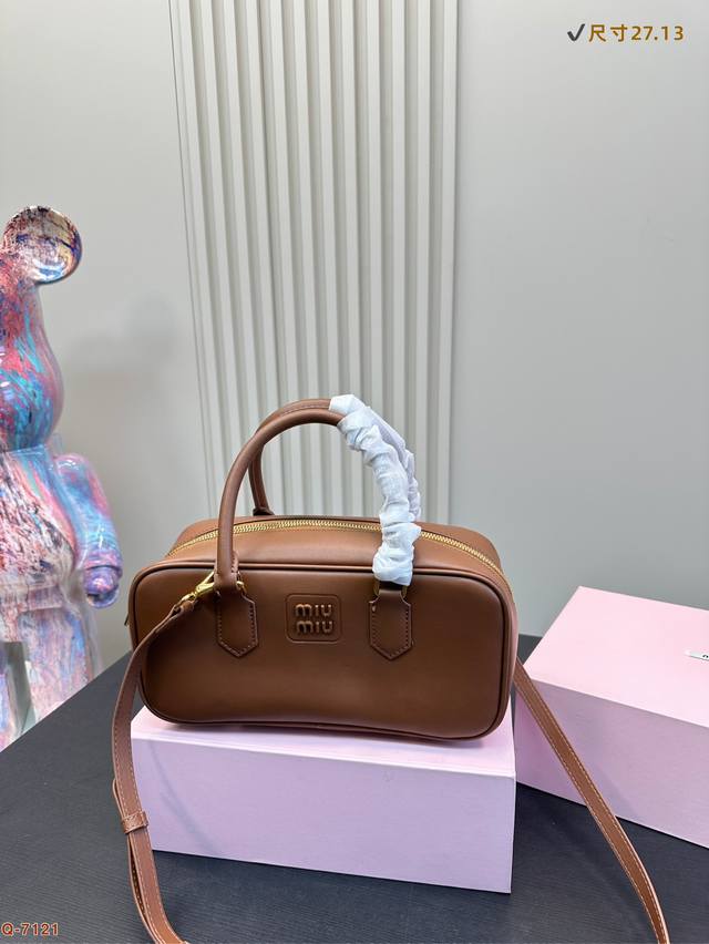 P210 P220 配折叠盒 Miu Miu缪缪漆皮保龄球手提包 轻轻松松高级感牛皮版本皮料 包包手感巨好容量也很不赖 简单却又不失华丽 不要觉得会炸眼太高调了
