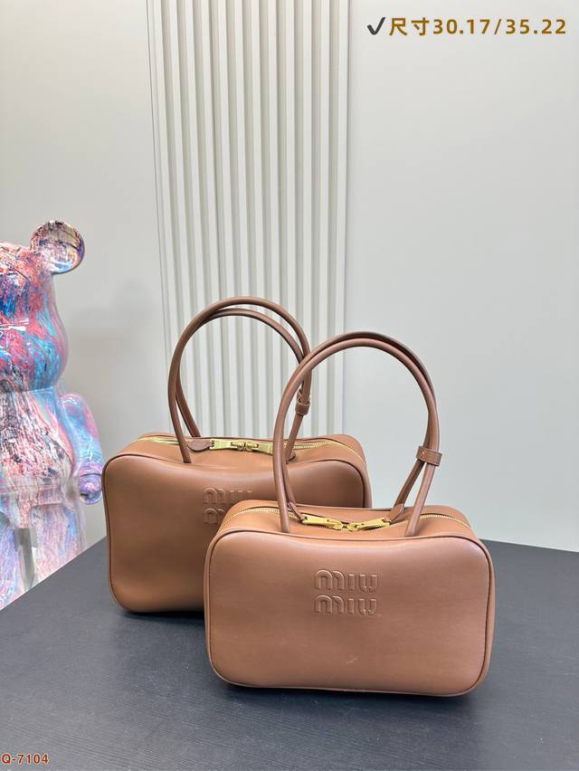 P250 P260 Miu Miu缪缪保龄球手提包托特包 轻轻松松高级感牛皮品质 包包手感巨好容量也很不赖 单肩手提简单却又不失华丽 不要觉得会炸眼太高调了什么 P250 P260 Miu Miu缪缪保龄球手提包托特包 轻轻松松高级感牛皮品质 包包手感巨好容量也很不赖 单肩手提简单却又不失华丽 不要觉得会炸眼太高调了什么