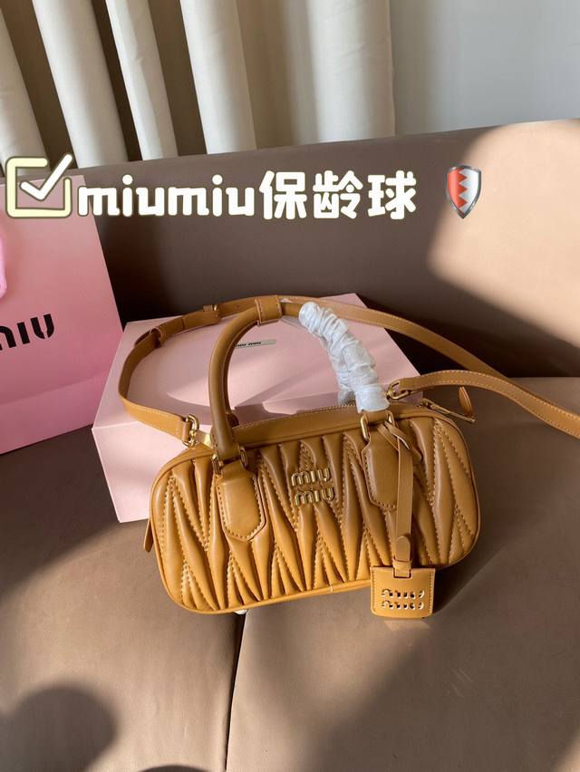 P250 配盒 Size:23*12Cm Miumiu保龄球 新尺寸 很难不爱啊啊! 这个尺寸很难不动心哦! 可手拎也可斜挎 容量足足的~~ 出场就是Miumi P250 配盒 Size:23*12Cm Miumiu保龄球 新尺寸 很难不爱啊啊! 这个尺寸很难不动心哦! 可手拎也可斜挎 容量足足的~~ 出场就是Miumi