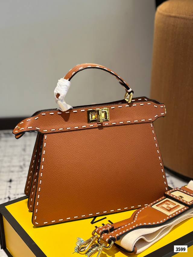 P250 配折叠盒子 芬迪 Peekaboo小猫包 日常通勤简直绝配 又酷又飒的奢华 可盐可甜 集美们冲它 尺寸：27 21