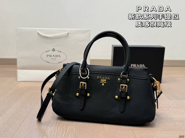 P200配盒 普拉达Prada 手提包 质感很高级 容量超级大也很耐用 日常出街背它回头率百分百 就是这种随性慵懒感 尺寸34 18 P200配盒 普拉达Prada 手提包 质感很高级 容量超级大也很耐用 日常出街背它回头率百分百 就是这种随性慵懒感 尺寸34 18